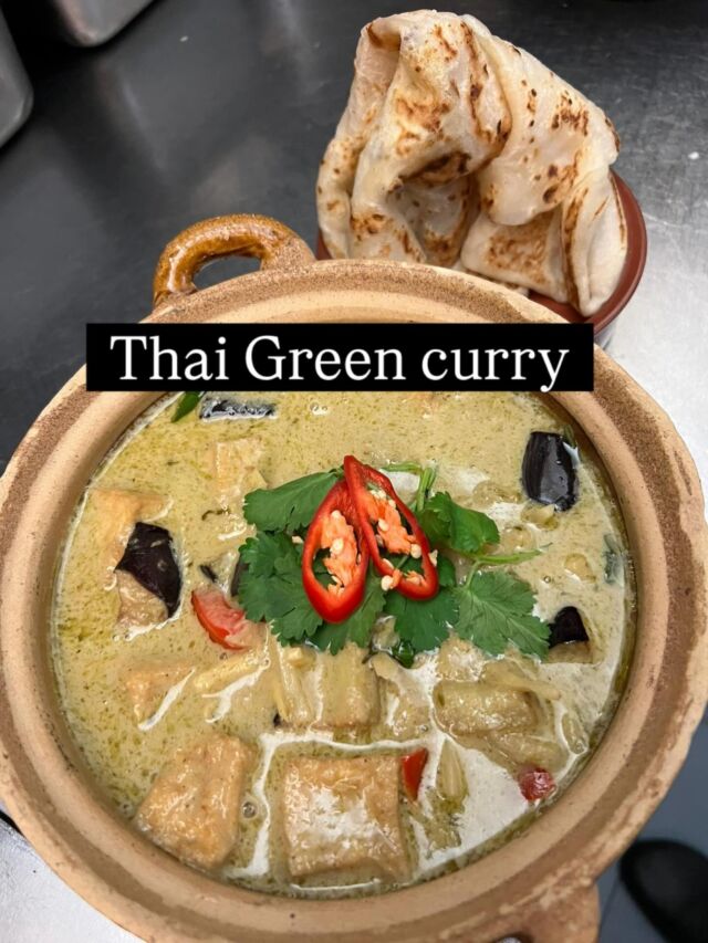 A fragrant Thai green curry with fresh herbs, vegetables and a light coconut base. Slightly spicy with a balanced flavour — not too creamy, just the right kick.
Choose your favourite:
• Tofu
• Chicken
• Prawns 🍤
Fresh, aromatic and full of Thai flavour.
