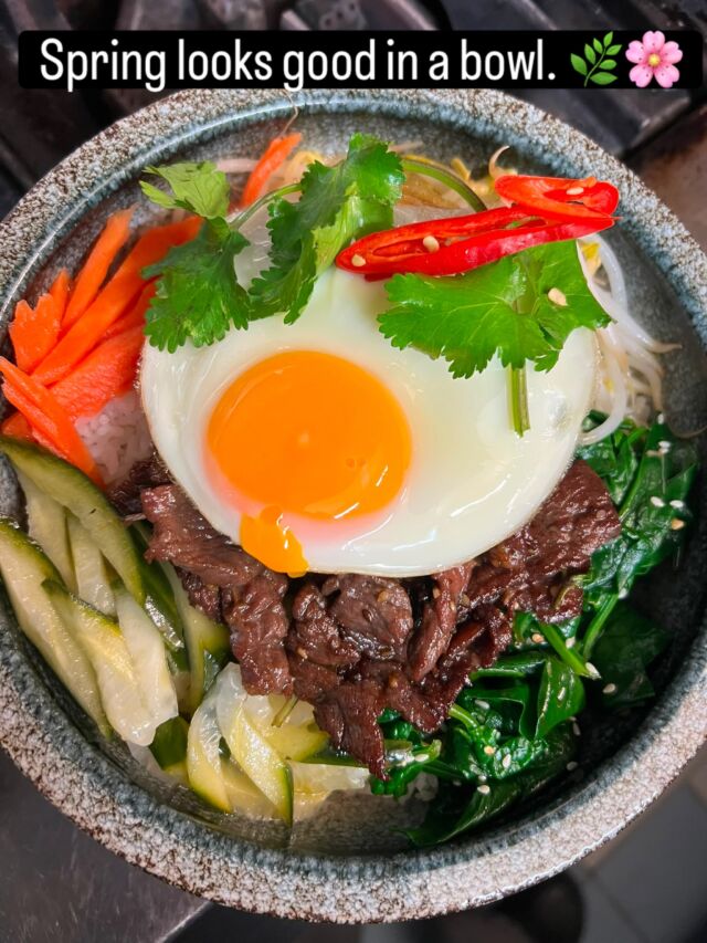Say hello to our Bangkok Beef Bap — juicy scotch fillet, fresh wok-tossed greens, pickled veggies, crunchy bean sprouts and that golden fried egg on top. 🍳
Bright, fresh, colourful… basically spring in every bite.
Come get your bowl. 
#TomPhat #BangkokBeefBap #SpringFlavours #BrunswickEats #MelbourneFood ThaiInspired SpringEats