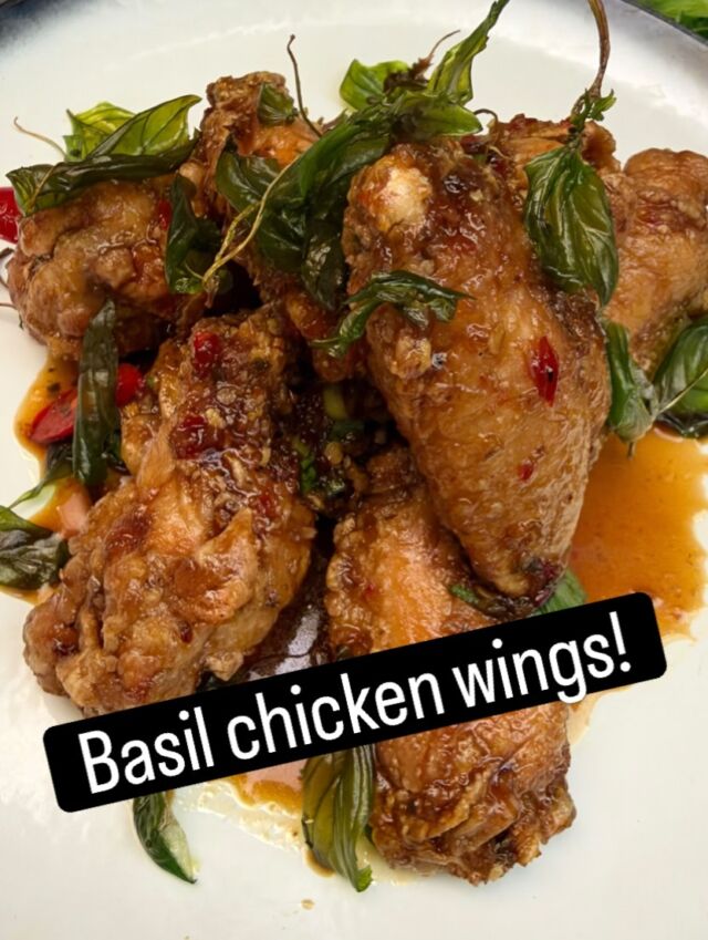 Crispy wings, fragrant Thai basil, chilli and garlic, all tossed in a savoury, slightly sweet sauce. The kind of flavours that call for a chilled beer on the side. 🍺
Your next snack and beer combo awaits at Tom Phat!